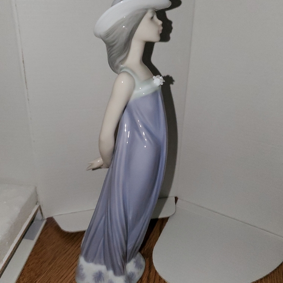 Lladro Susan #05644 - Picture 4 of 11